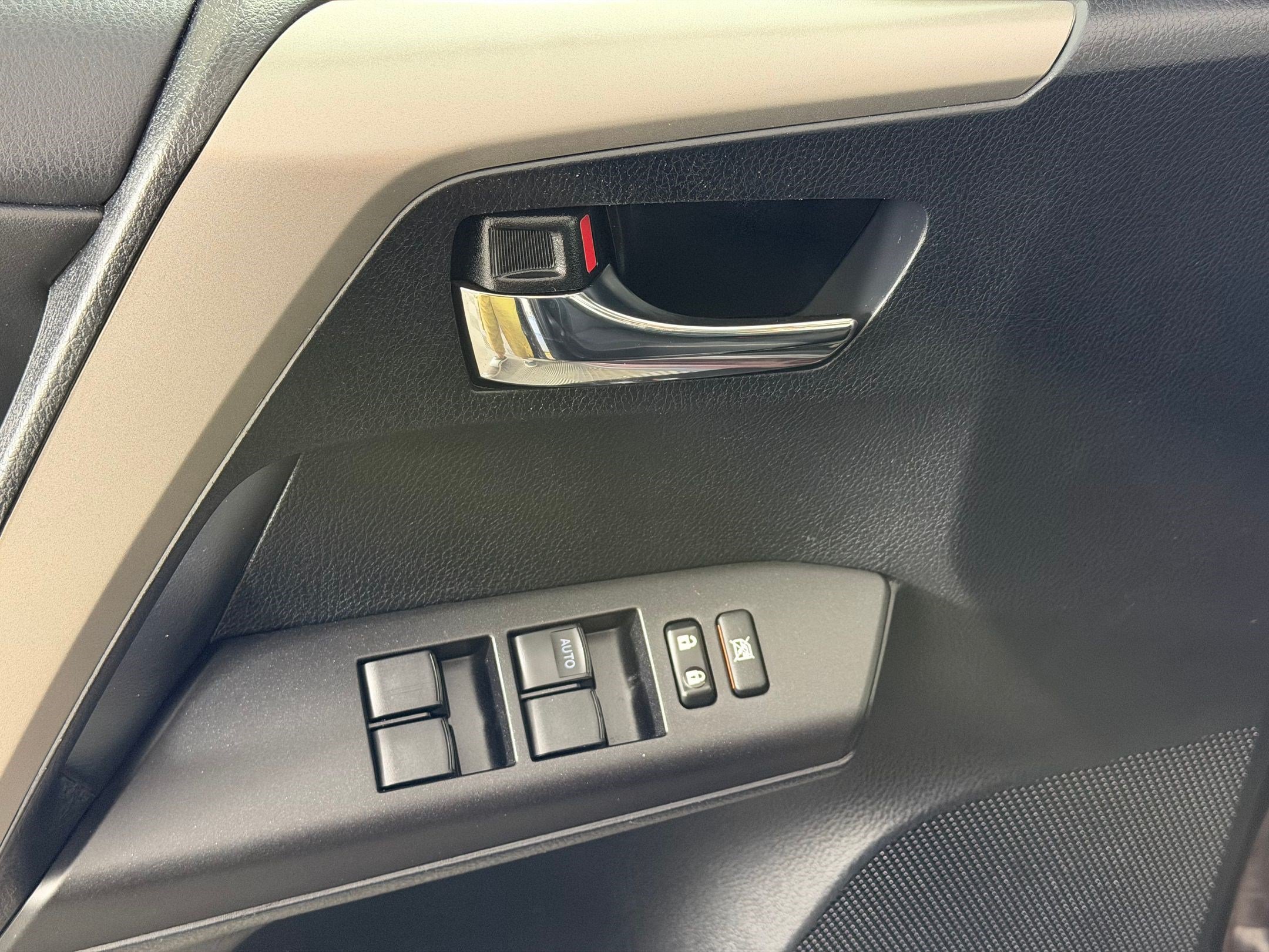 Used 2018 Toyota RAV4 XLE w/ Plus Extra Value Package AWD/4WD image 13