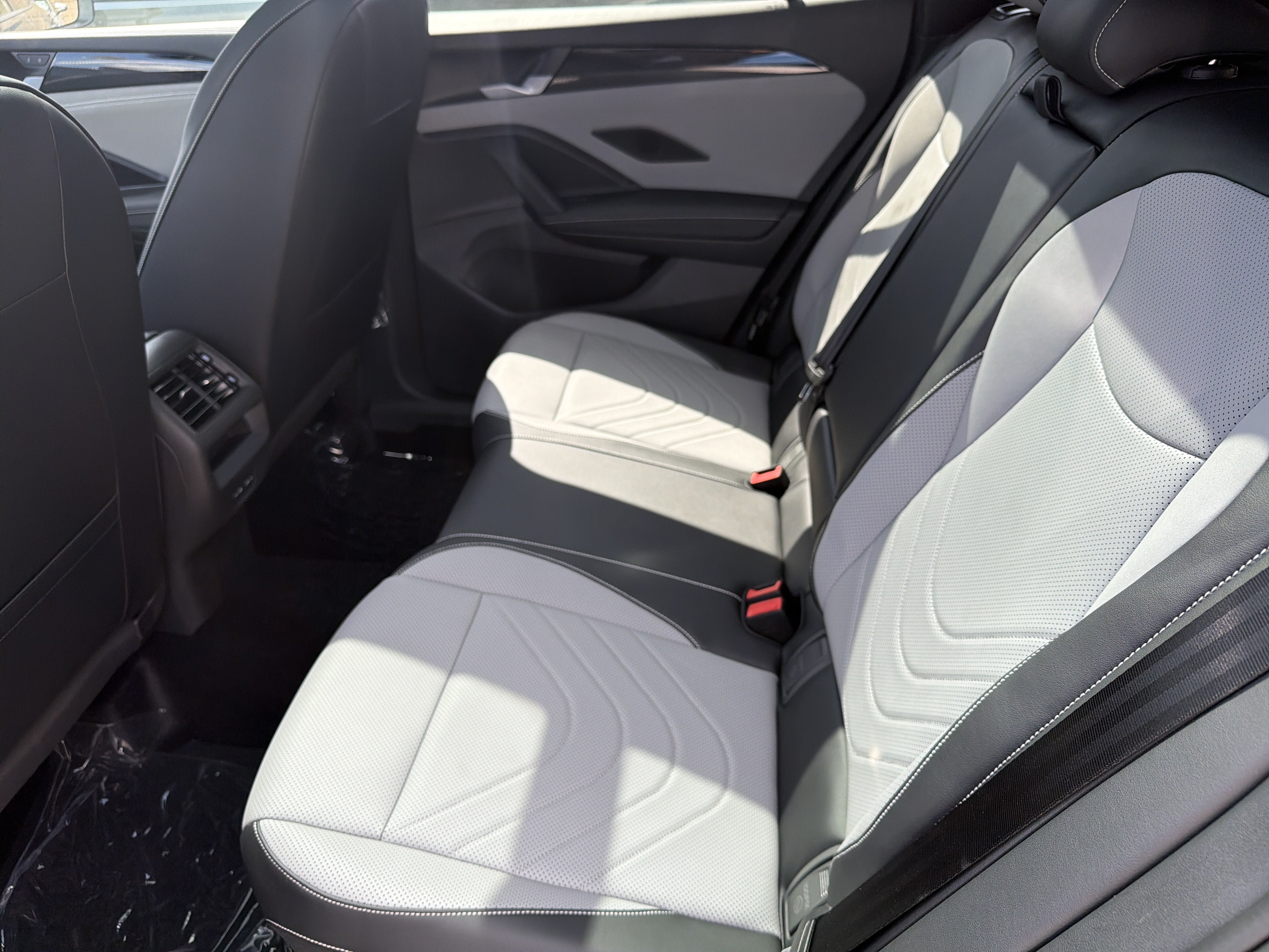 New 2026 Volkswagen Tiguan SE R-Line AWD/4WD image 23