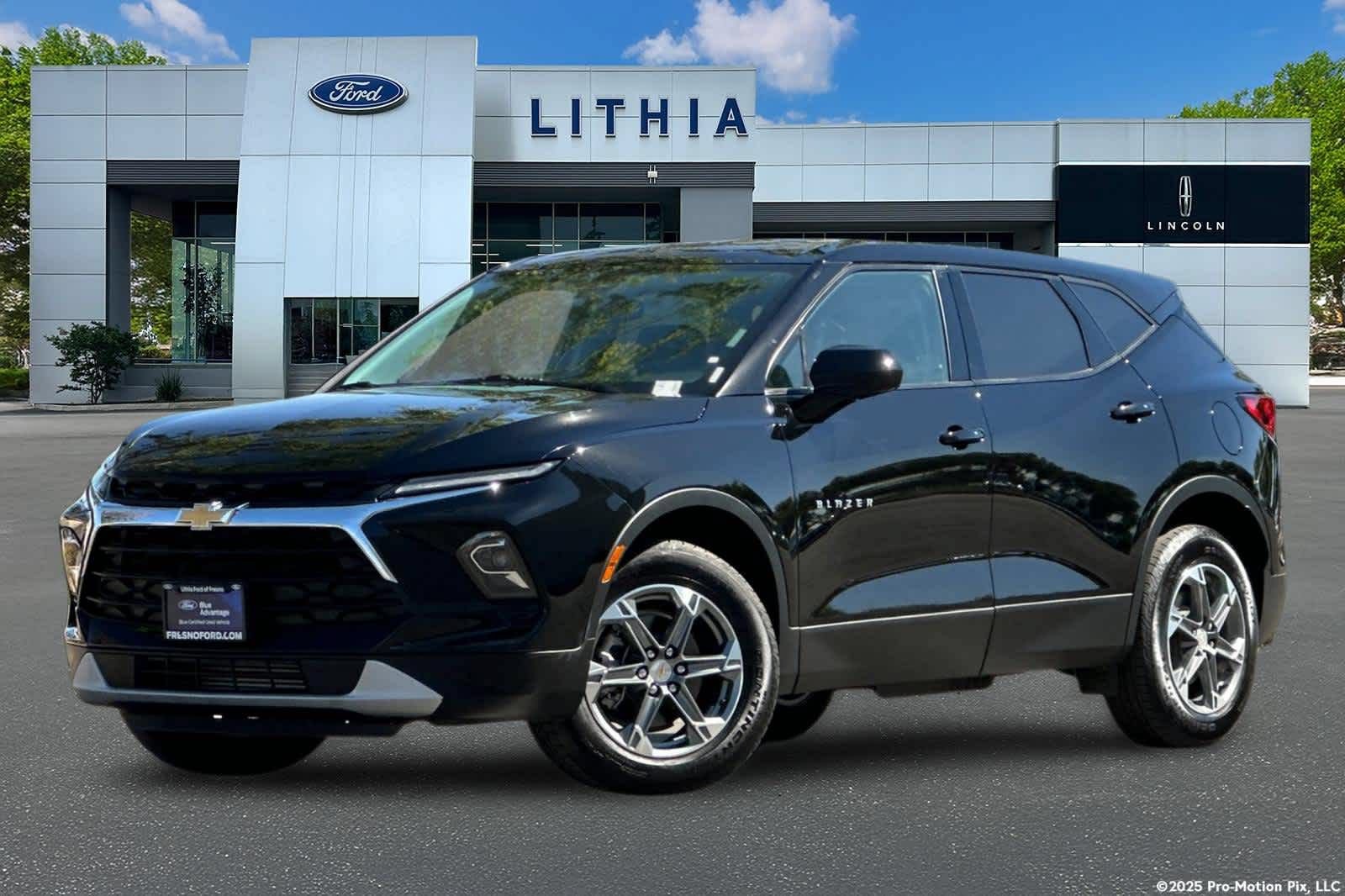 Used 2025 Chevrolet Blazer LT FWD image 1
