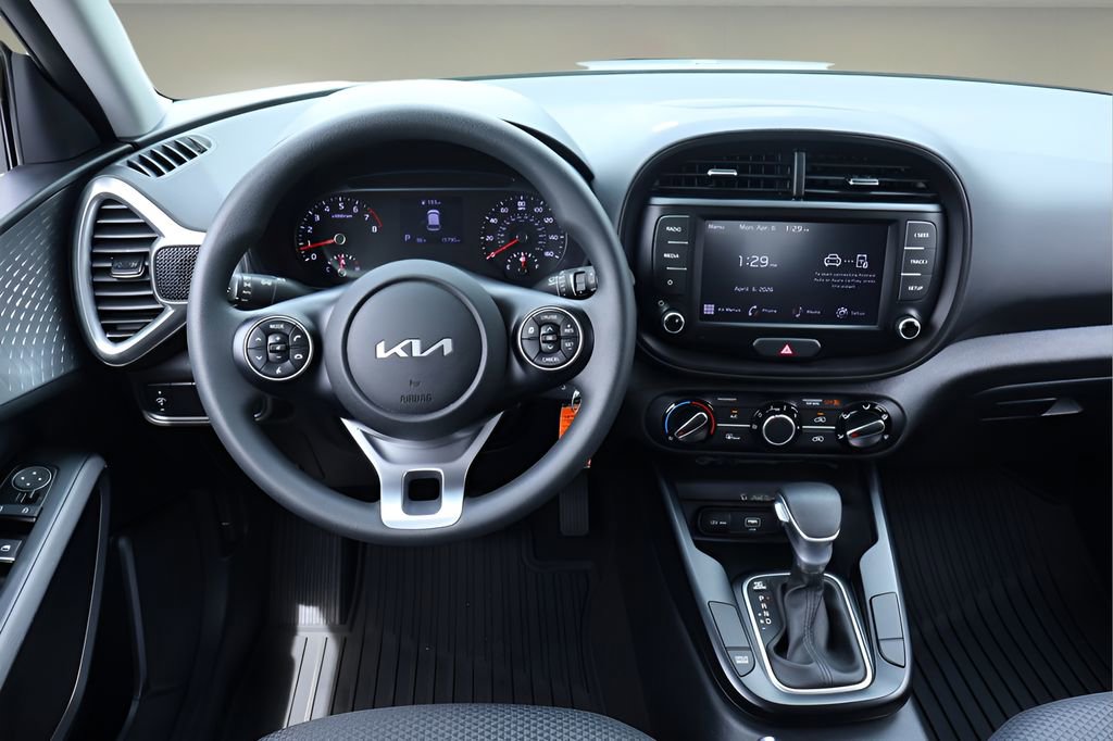 Used 2022 Kia Soul LX image 15