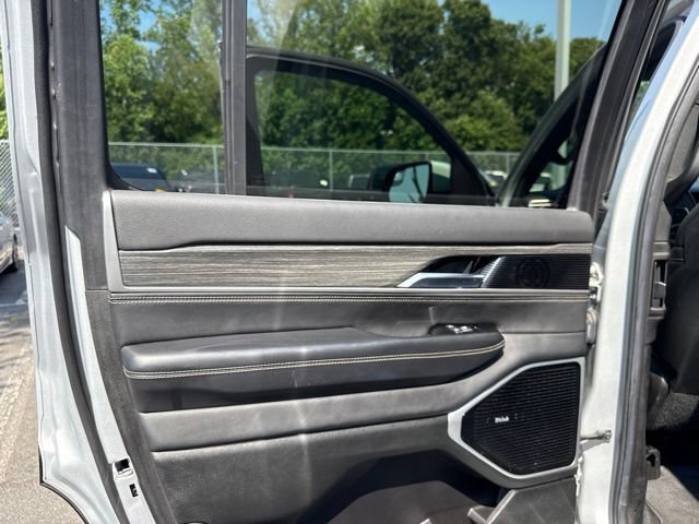Used 2022 Jeep Wagoneer Series III w/ Premium Group I AWD/4WD image 31