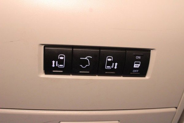 Used 2016 Chrysler Town & Country Touring image 27