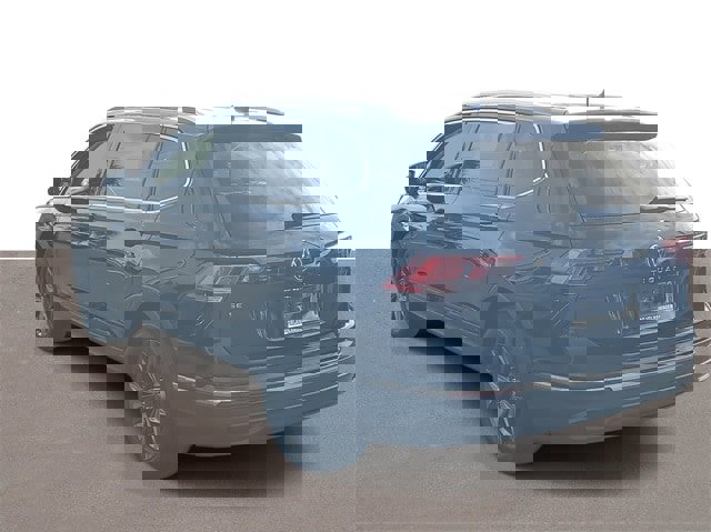 Certified 2022 Volkswagen Tiguan SE image 3