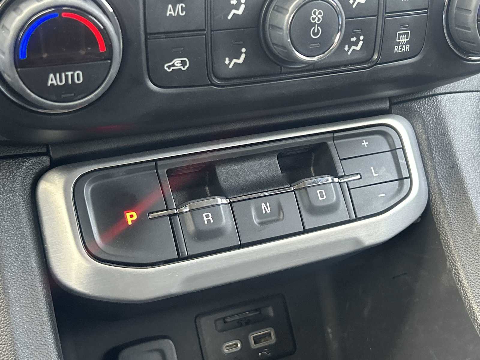 Used 2023 GMC Acadia SLT w/ Elevation Edition image 16