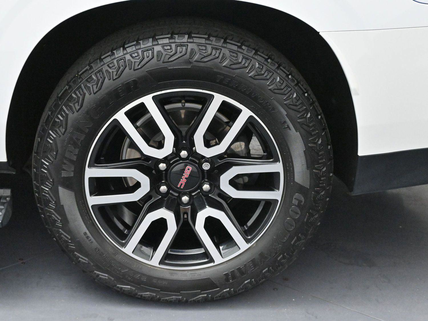Used 2023 GMC Yukon XL AT4 w/ AT4 Premium Plus Package AWD/4WD image 41