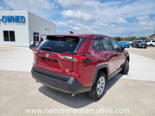 Used 2024 Toyota RAV4 LE AWD/4WD image 7