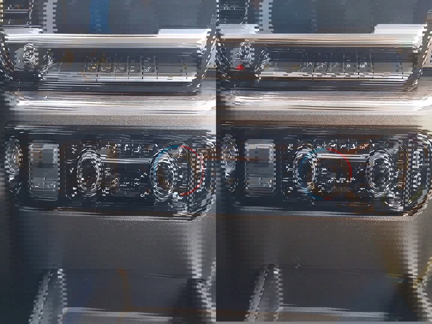 Used 2024 Chevrolet Silverado 2500 LTZ w/ LTZ Convenience Package image 26