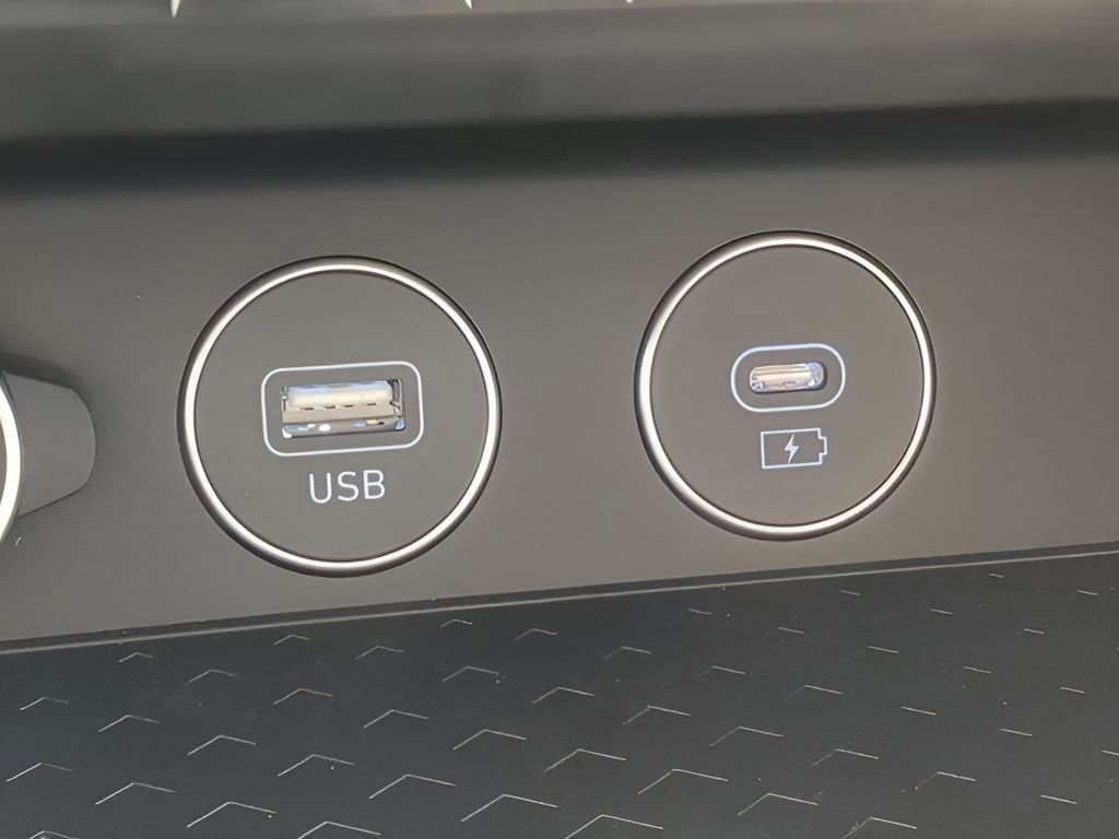 Used 2026 Genesis G70 2.5T image 26