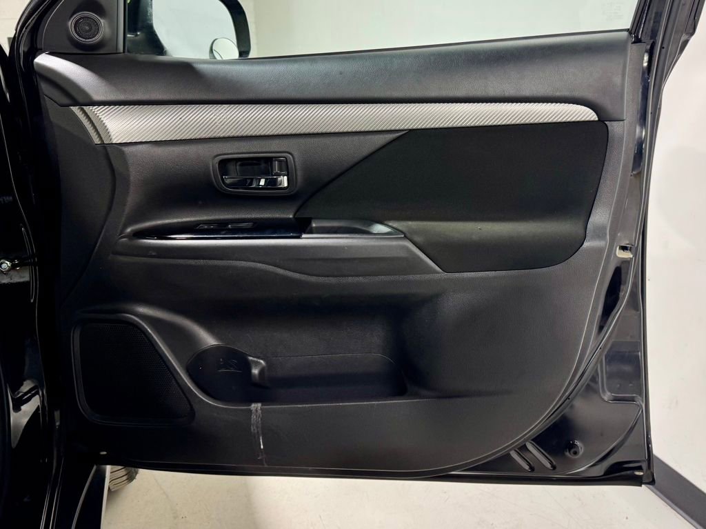 Used 2016 Mitsubishi Outlander SE image 23