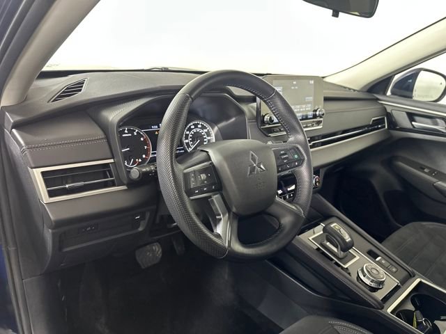 Used 2024 Mitsubishi Outlander SE Black Edition image 13