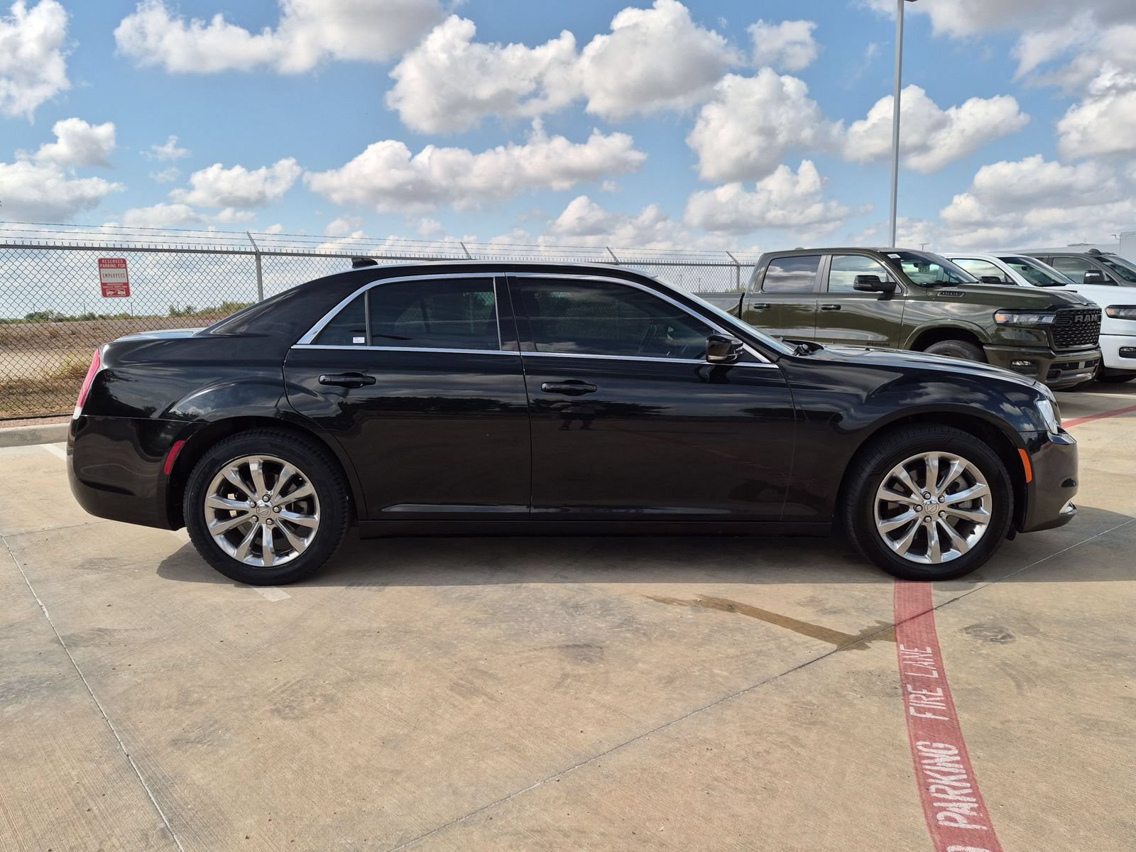 Used 2021 Chrysler 300 Touring L AWD/4WD image 2