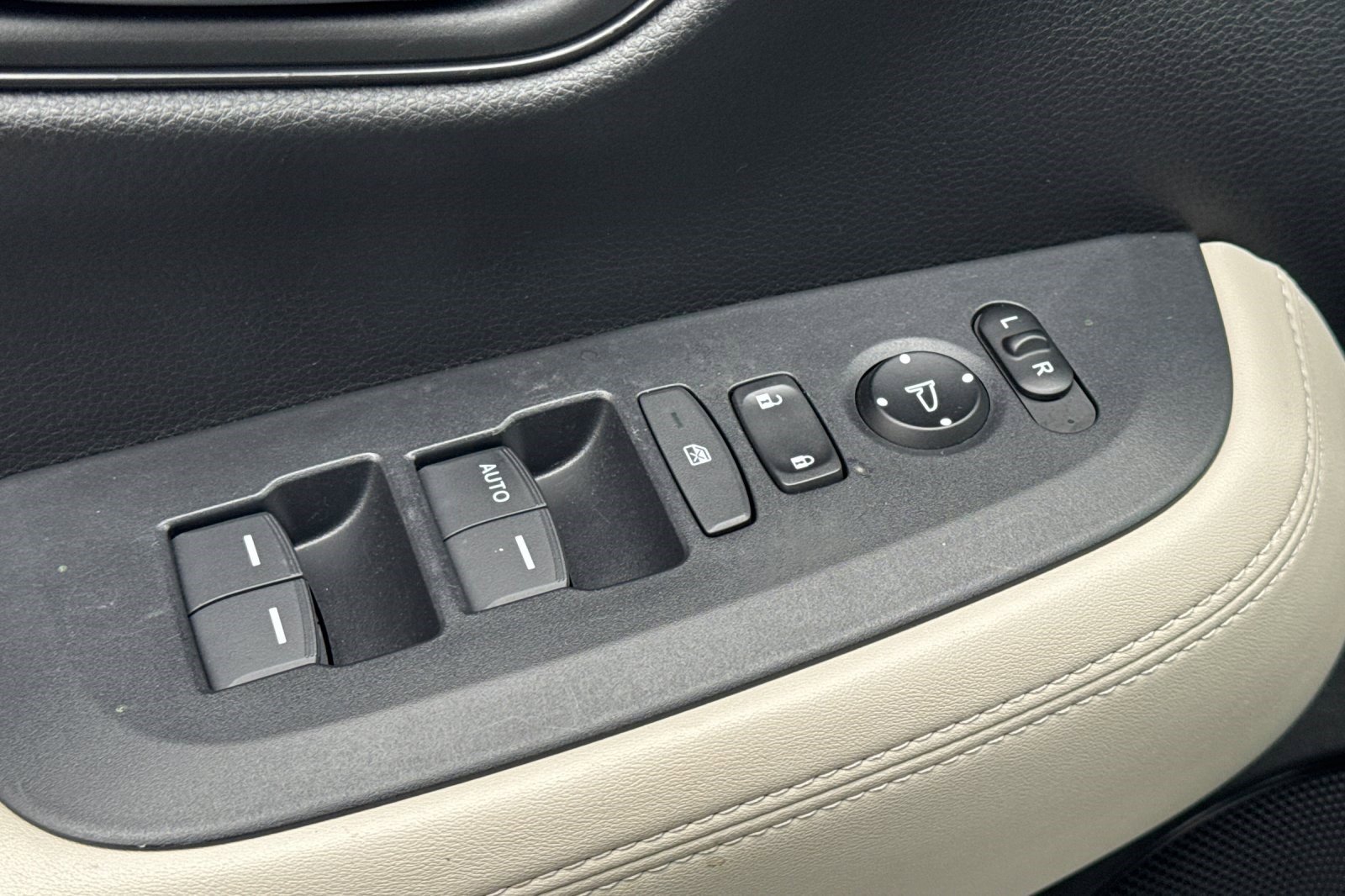 Used 2023 Honda HR-V LX image 12