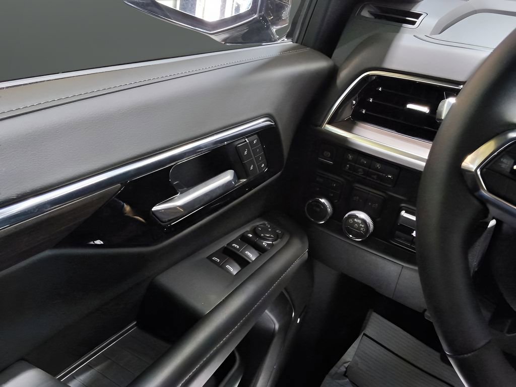 Used 2026 Chevrolet Suburban Z71 w/ Comfort Package image 32