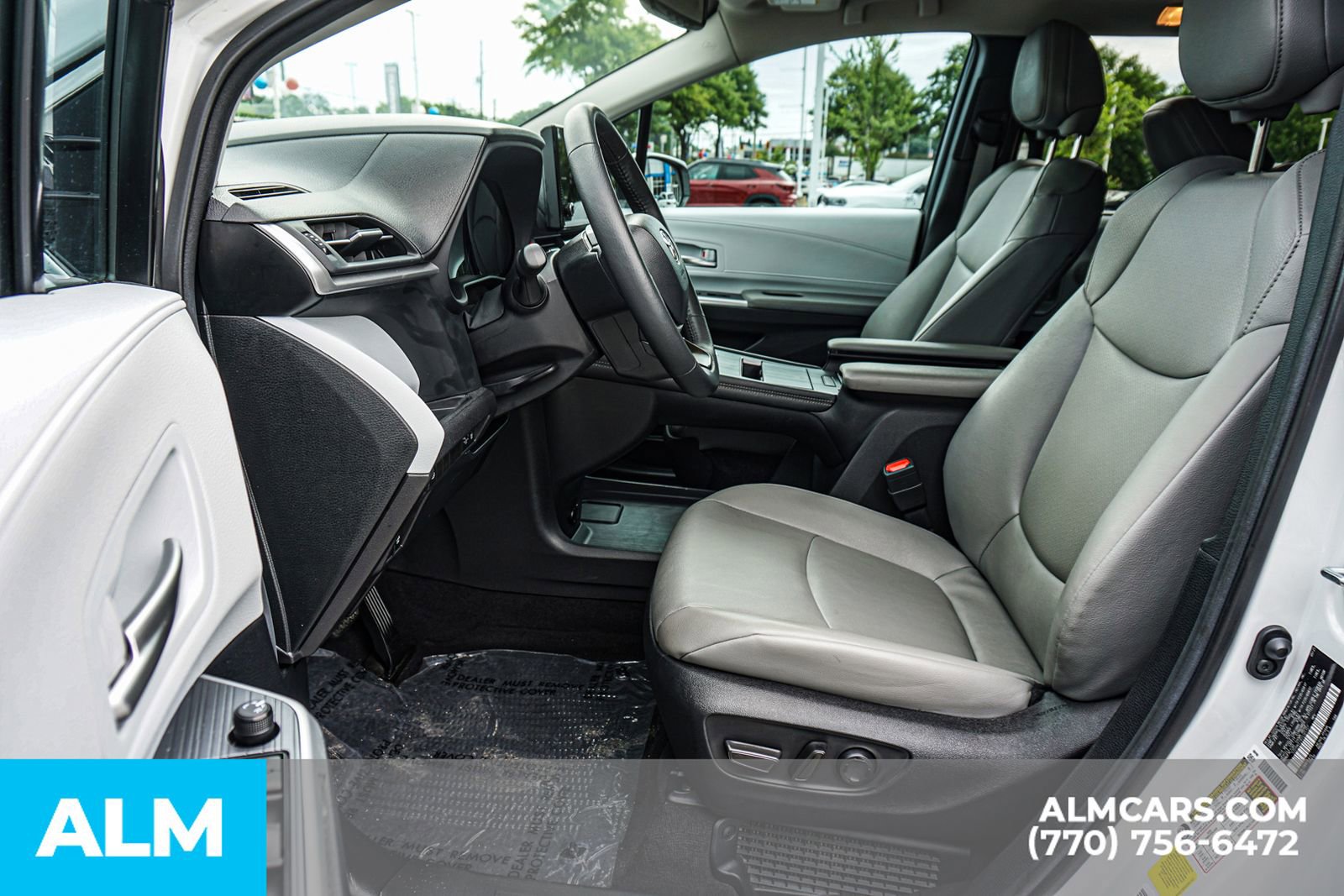 Used 2025 Toyota Sienna XLE FWD image 22