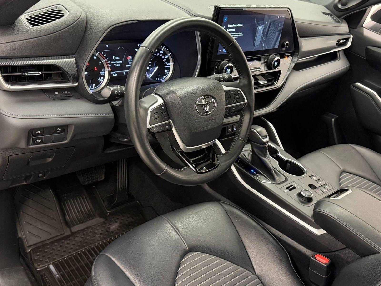Used 2023 Toyota Highlander XSE AWD/4WD image 3