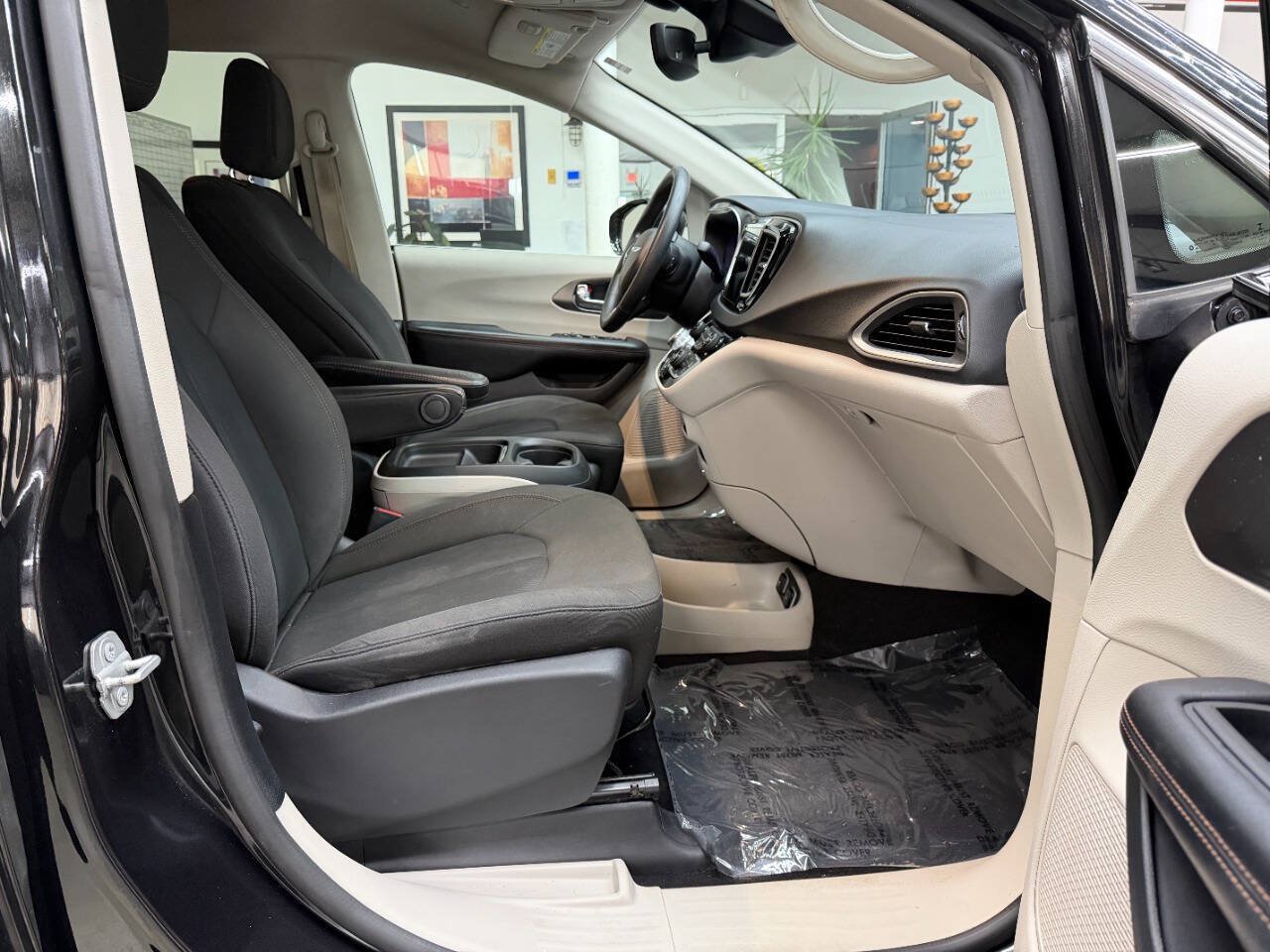 Used 2020 Chrysler Pacifica Touring w/ Advanced Safetytec Group FWD image 16