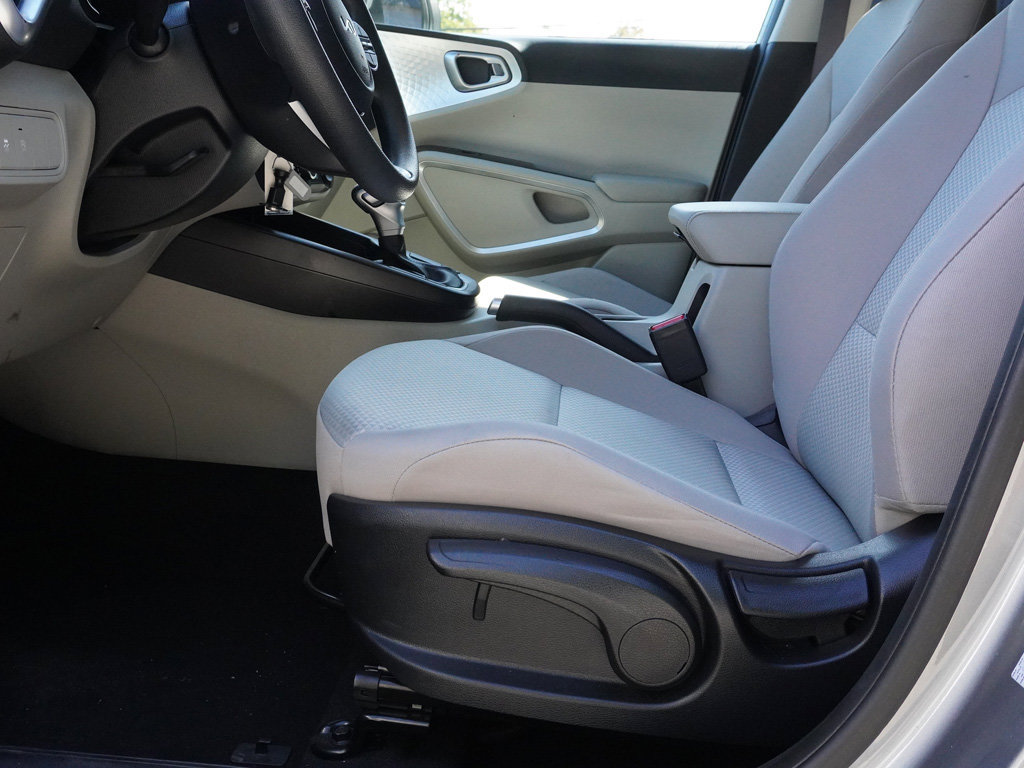 Used 2025 Kia Soul LX w/ LX Technology Package FWD image 25
