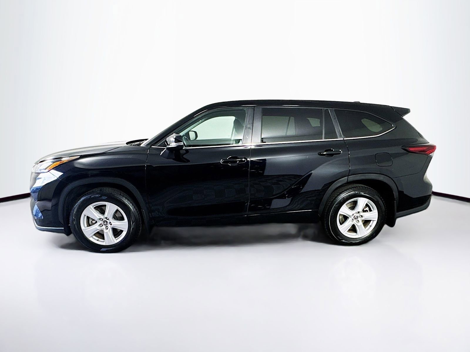 Certified 2024 Toyota Highlander LE AWD/4WD image 4