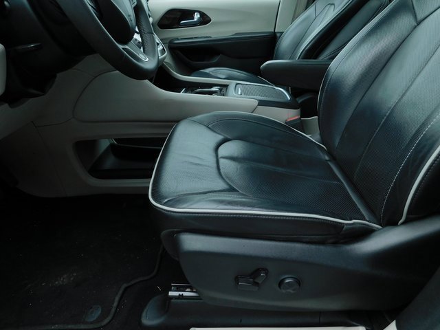 Used 2023 Chrysler Pacifica Limited image 7