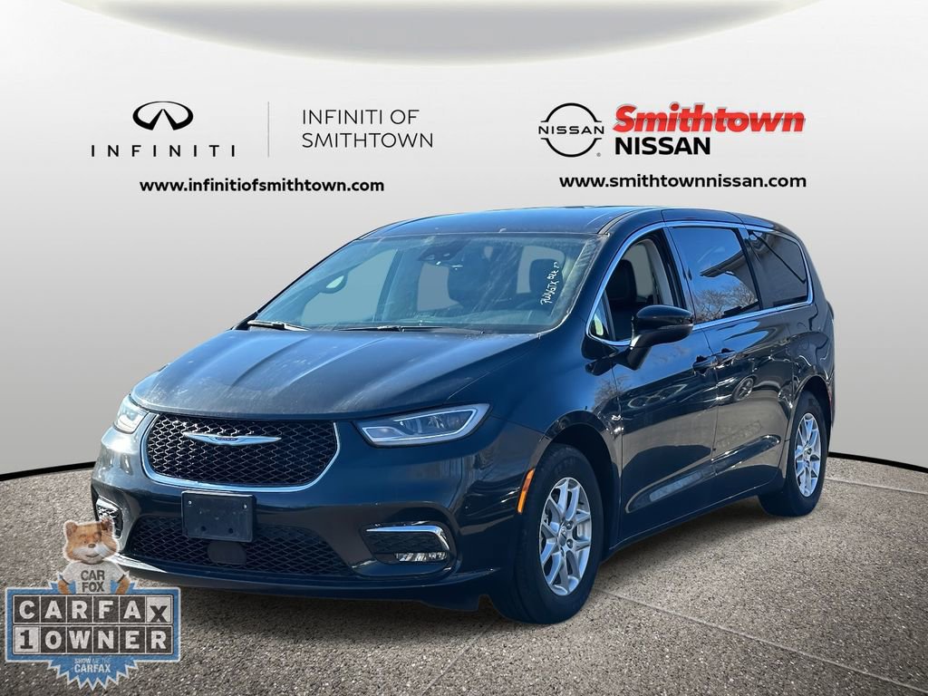 Used 2023 Chrysler Pacifica Touring-L image 2