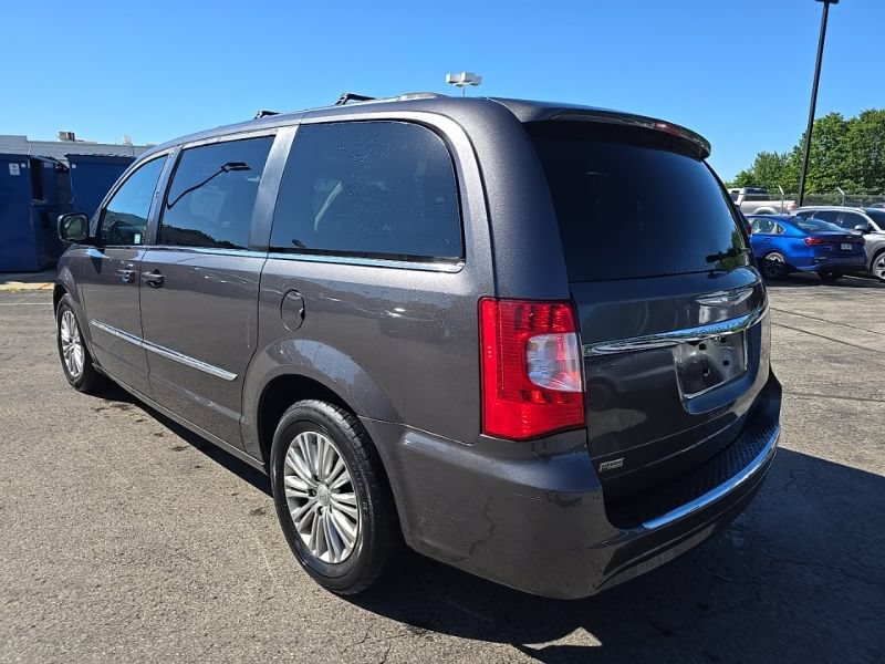 Used 2016 Chrysler Town & Country Touring FWD image 5