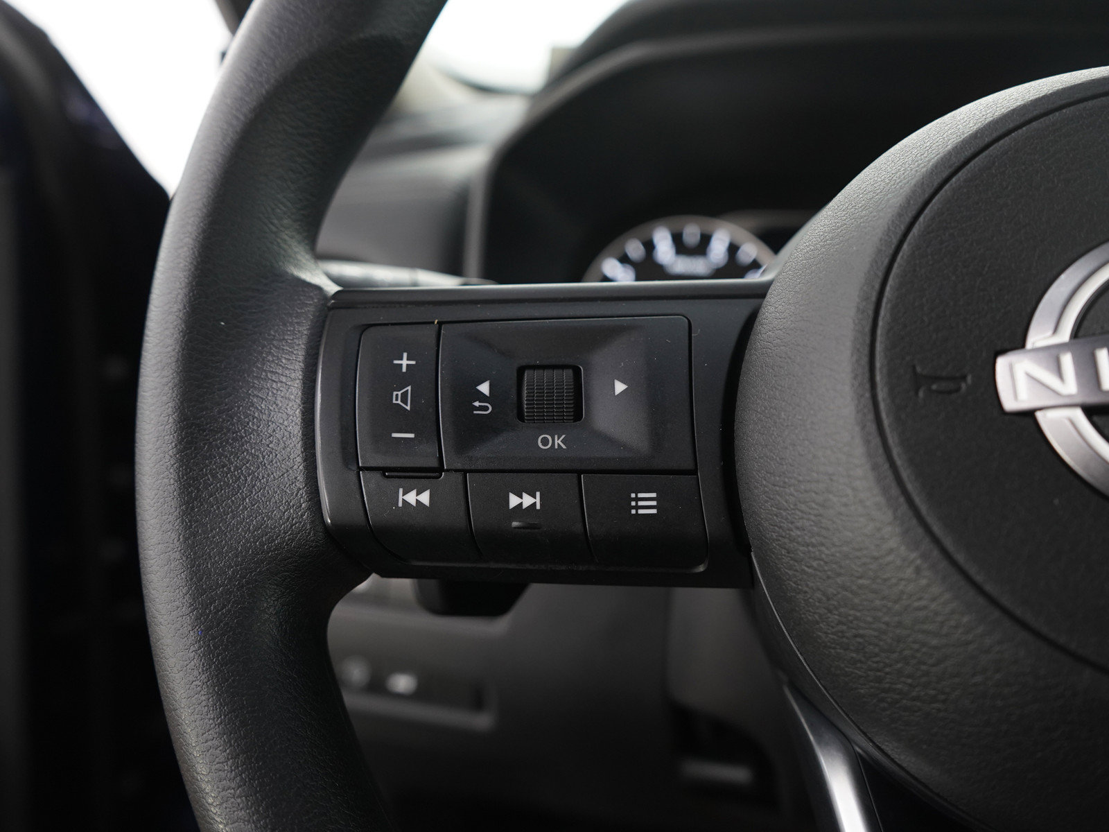 Used 2024 Nissan Rogue SV AWD/4WD image 27