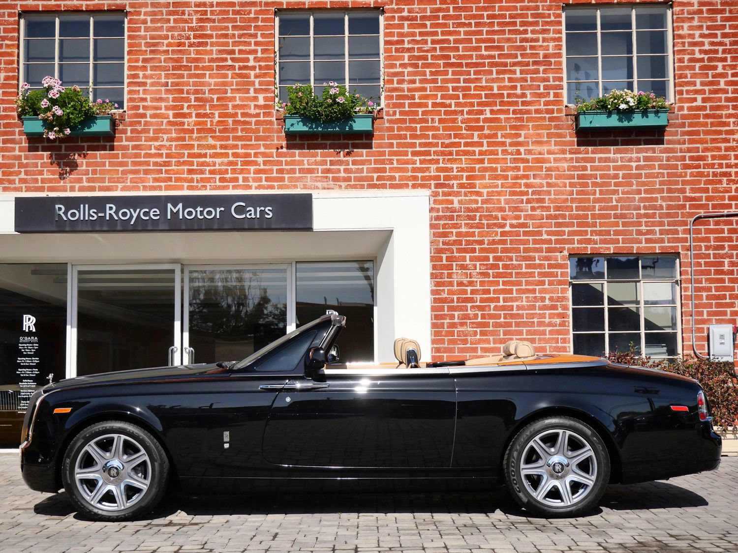 Used 2013 Rolls-Royce Phantom Drophead Coupe RWD image 3