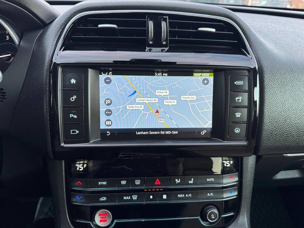 Used 2017 Jaguar F-PACE Premium image 21