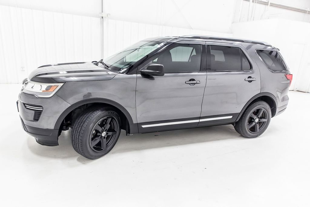 Used 2018 Ford Explorer XLT image 3