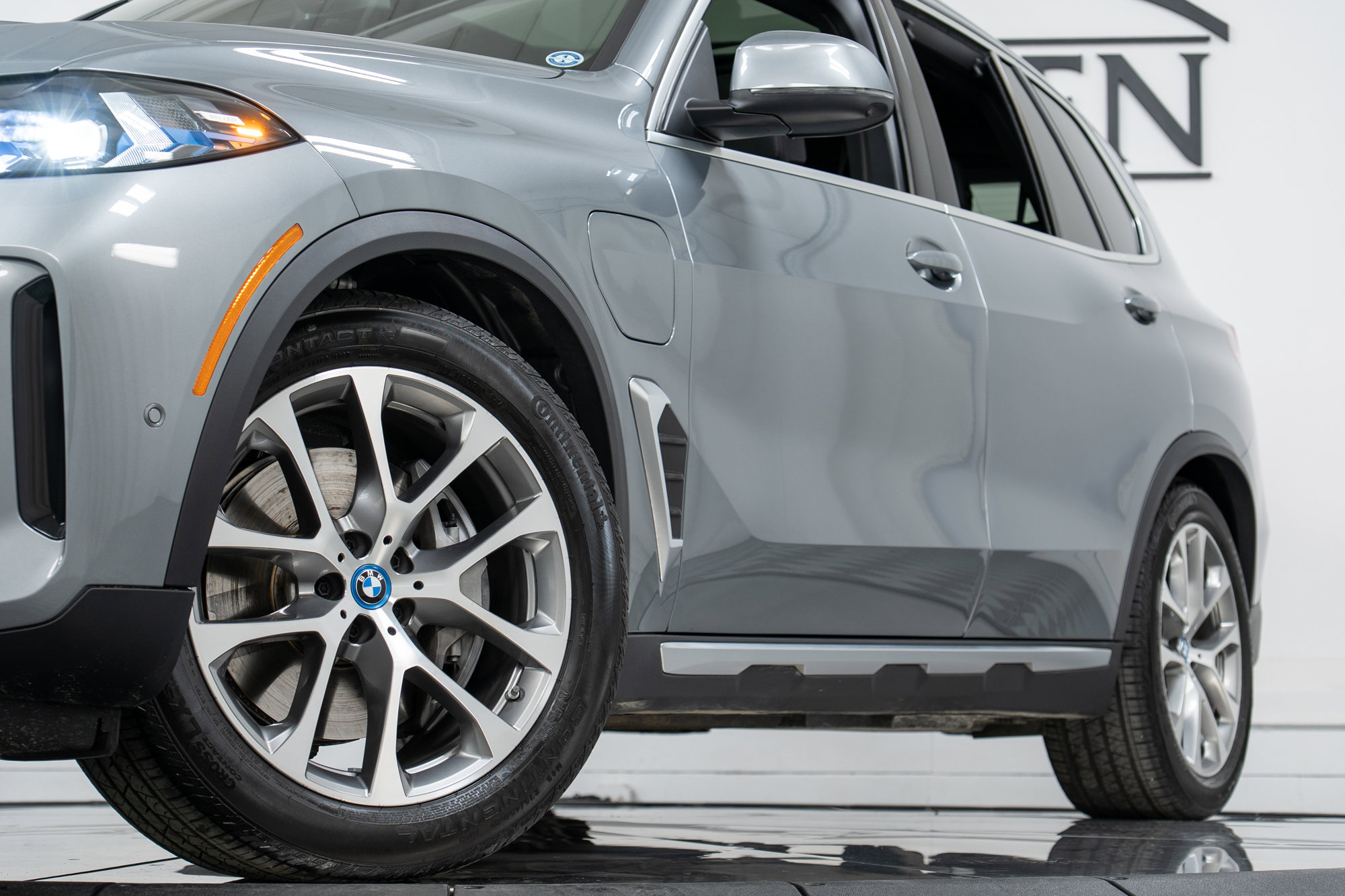 Used 2025 BMW X5 xDrive50e w/ Executive Package image 27