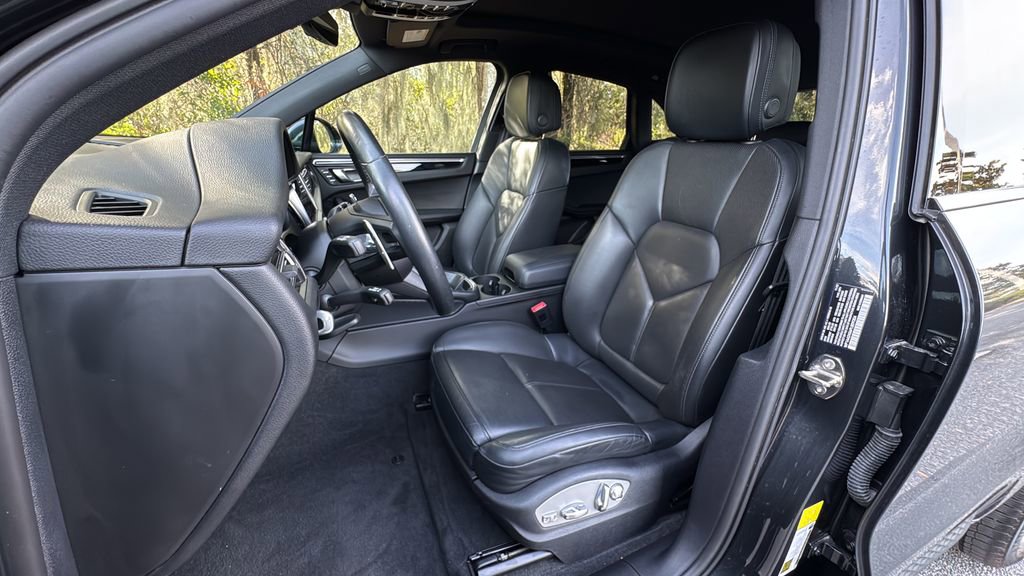 Certified 2023 Porsche Macan image 5