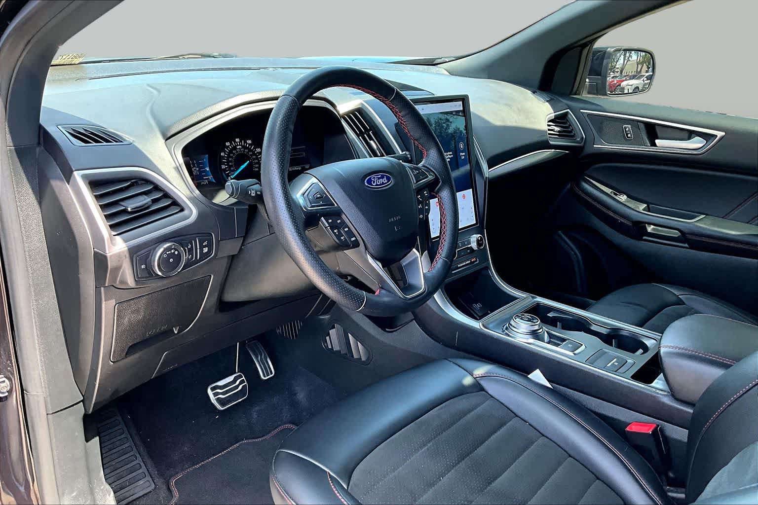 Used 2022 Ford Edge ST-Line w/ Class II Trailer Tow Package AWD/4WD image 34