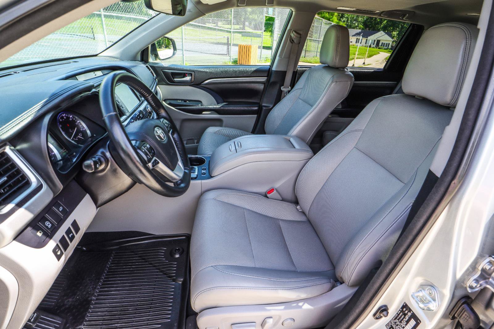 Used 2017 Toyota Highlander Limited AWD/4WD image 40
