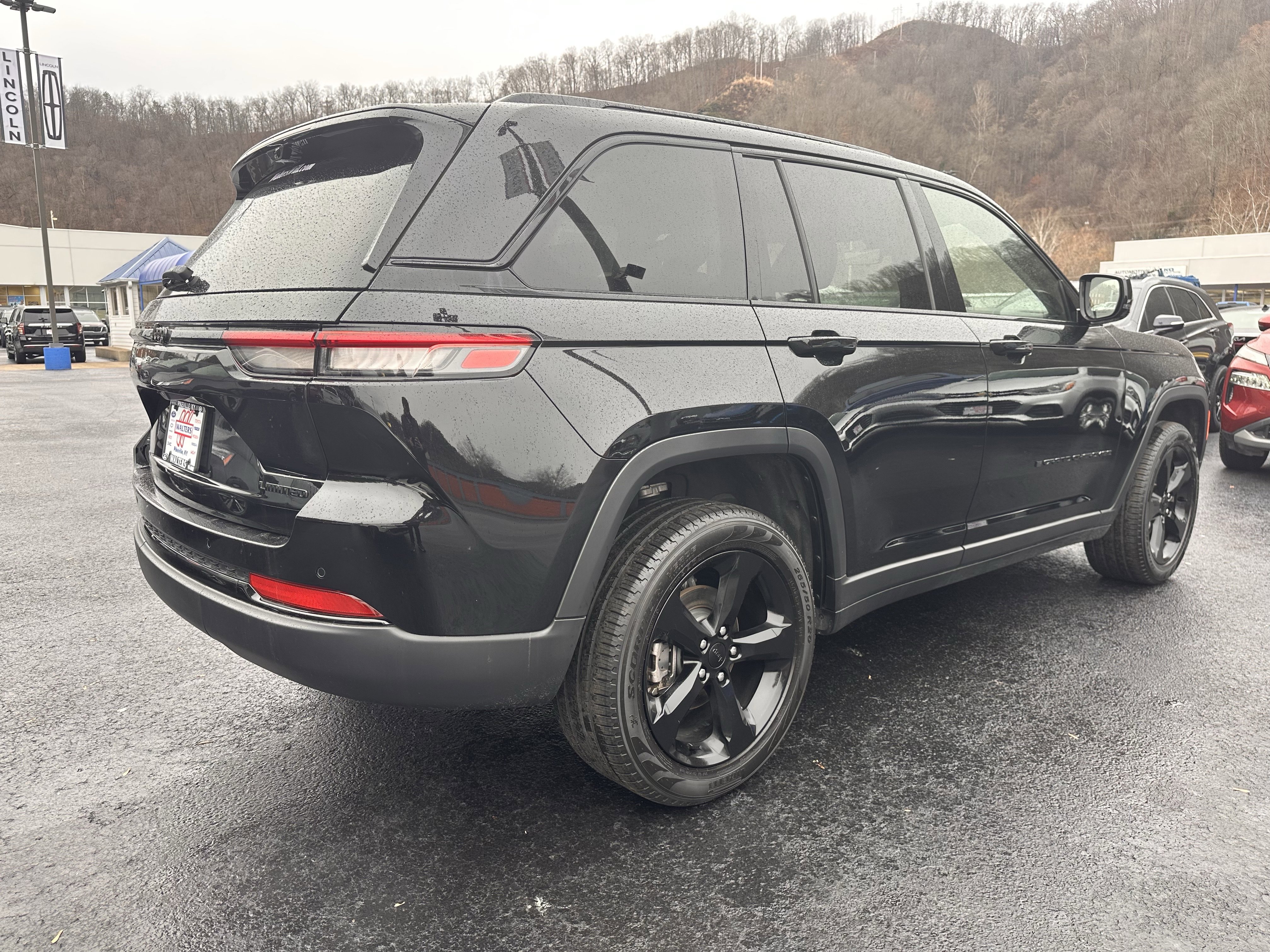 Used 2023 Jeep Grand Cherokee Limited w/ Luxury Tech Group II image 4