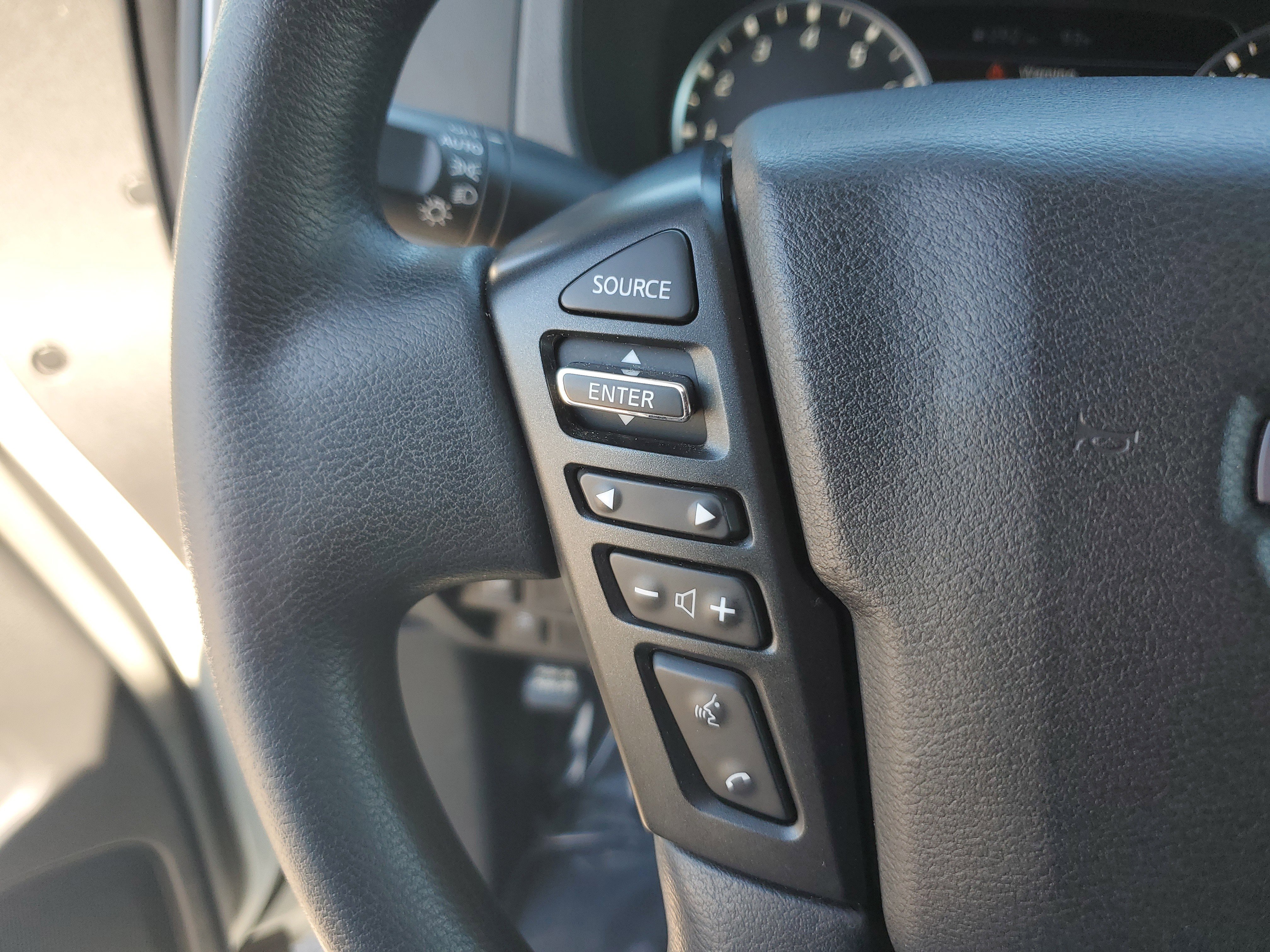 Used 2024 Nissan Frontier SV image 19