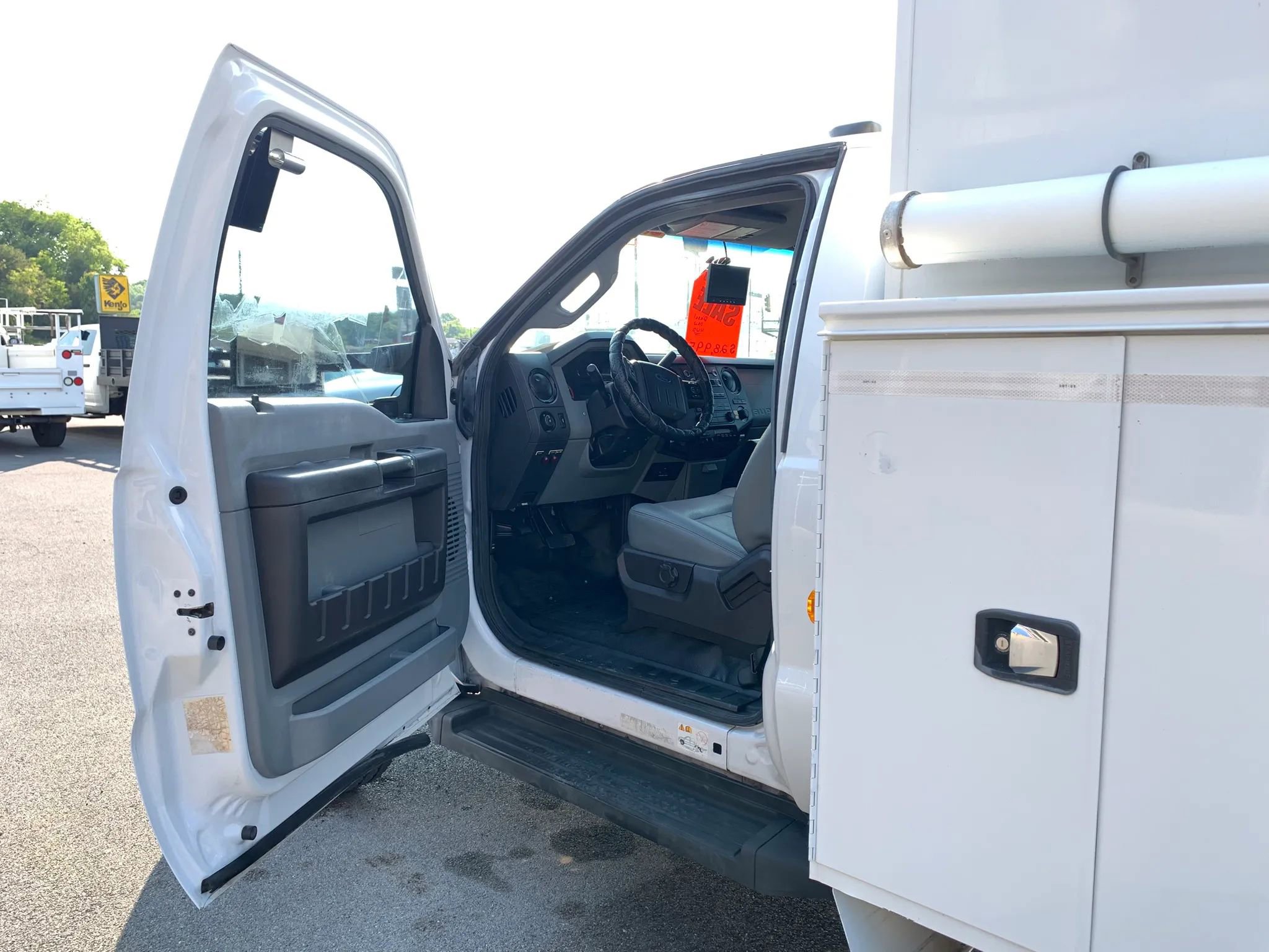 Used 2016 Ford F550 4x4 Regular Cab Super Duty image 8