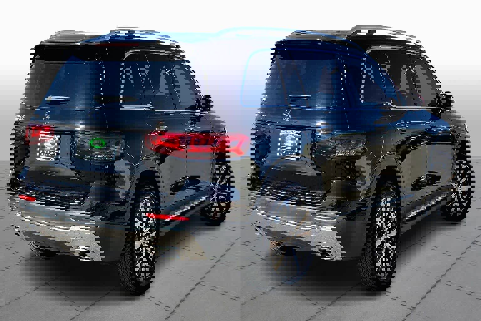 Used 2022 Mercedes-Benz GLB 250 w/ Premium Package Lite image 11