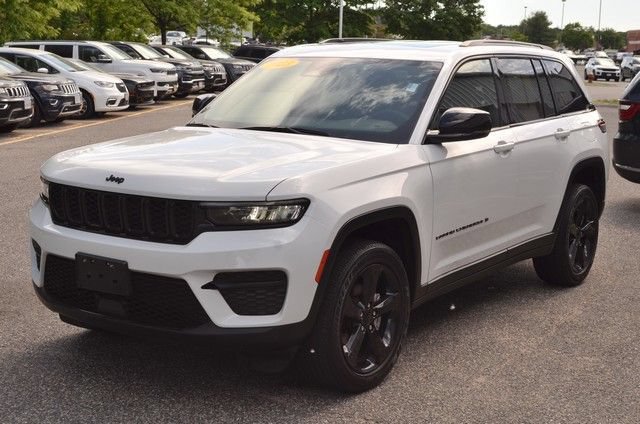 Used 2023 Jeep Grand Cherokee Altitude AWD/4WD image 4