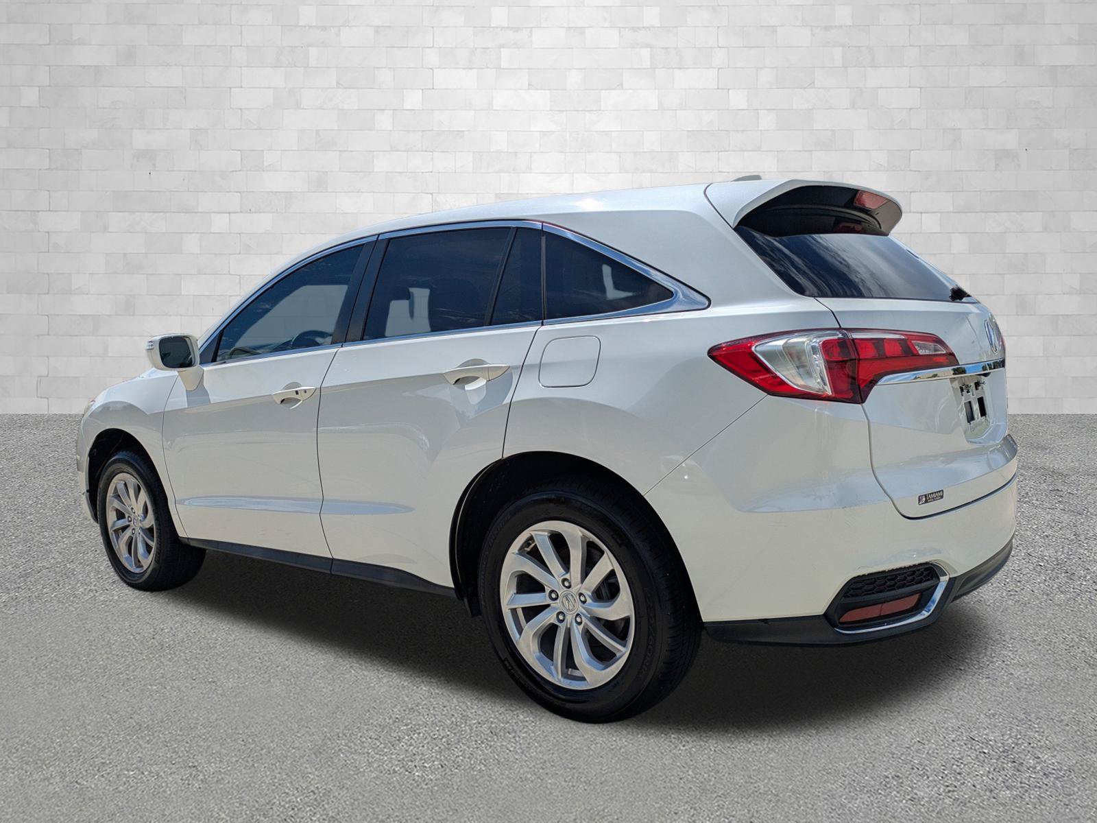 Used 2017 Acura RDX w/ AcuraWatch Plus Package FWD image 4