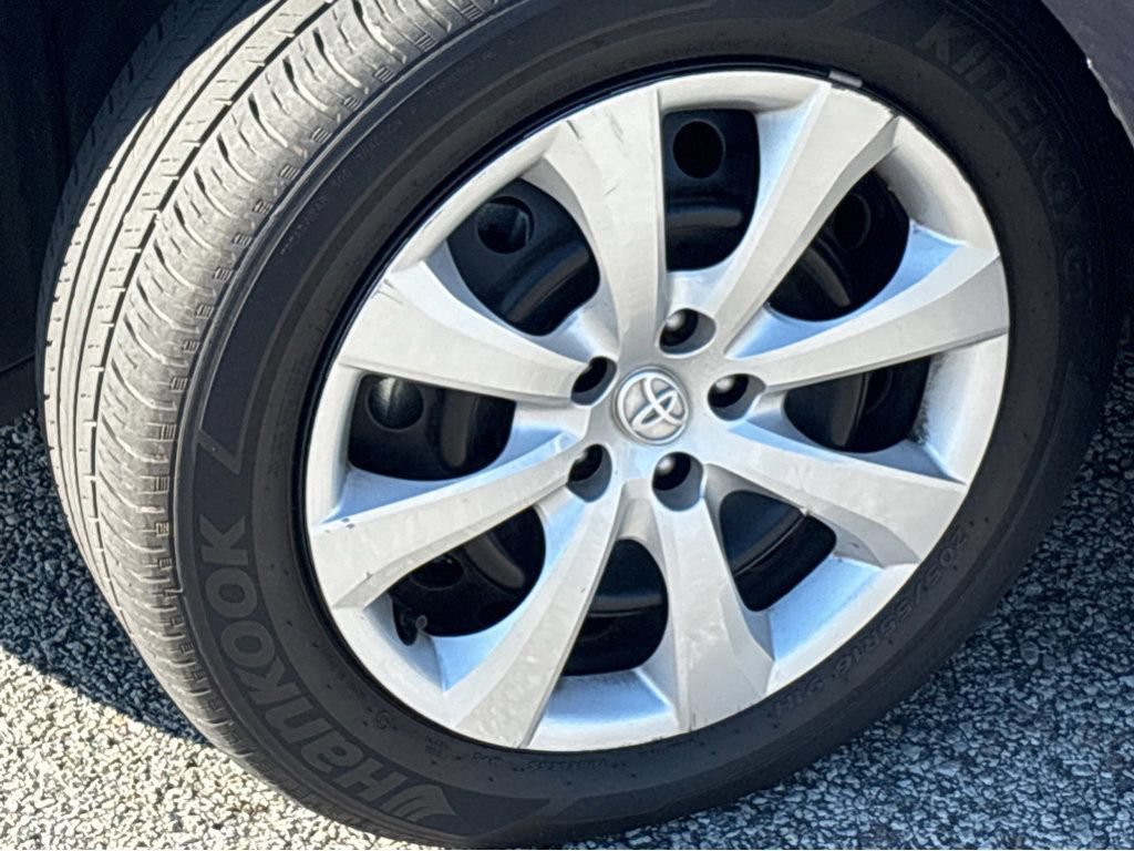 Used 2024 Toyota Corolla LE FWD image 17