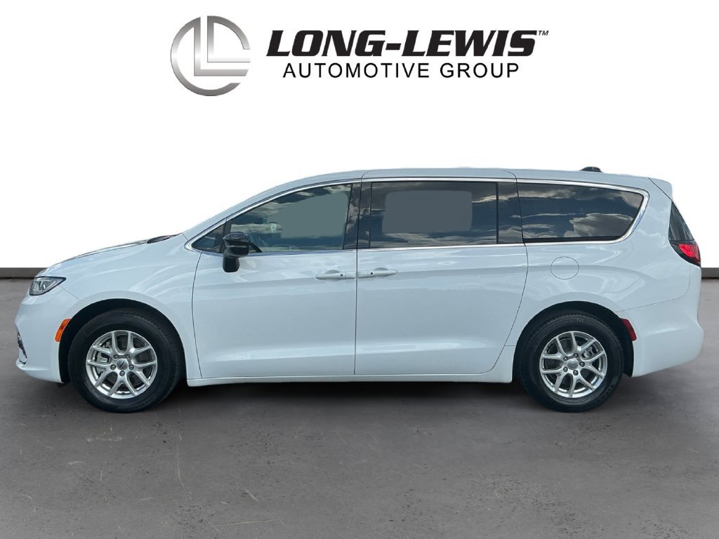 Used 2024 Chrysler Pacifica Touring FWD image 2