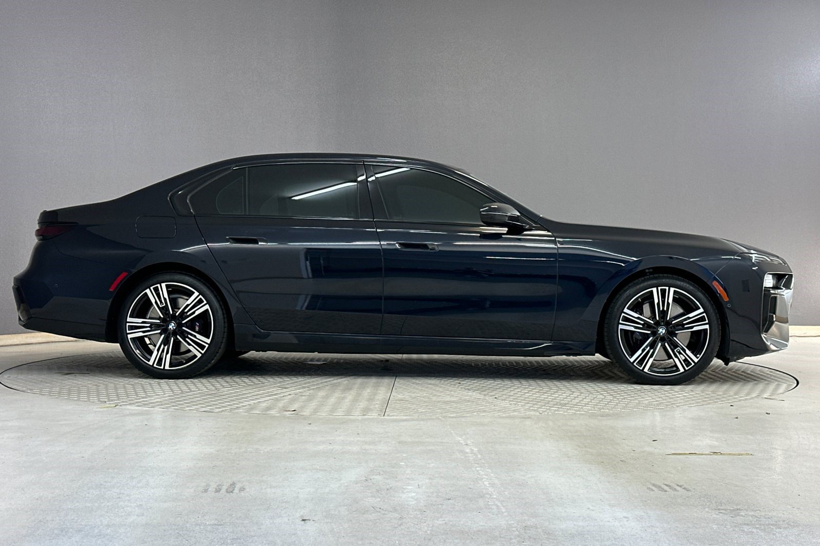 Certified 2023 BMW 740i RWD image 7