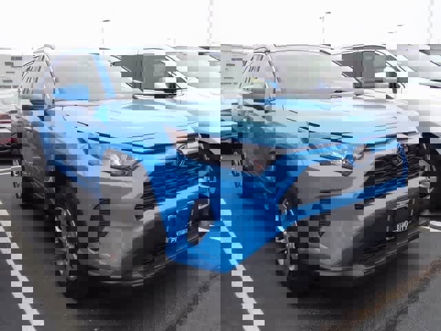 Used 2019 Toyota RAV4 LE image 3