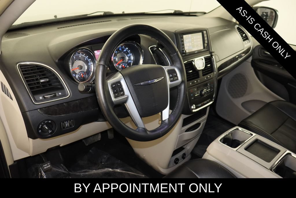 Used 2014 Chrysler Town & Country Touring FWD image 19