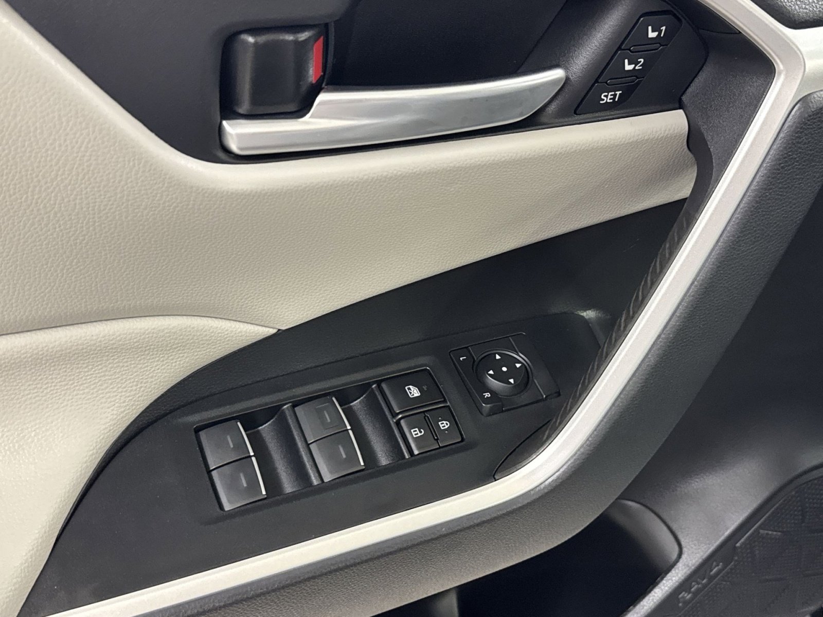 Used 2023 Toyota RAV4 XLE Premium AWD/4WD image 27