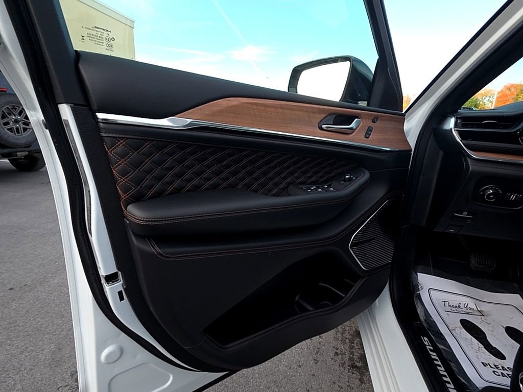 New 2025 Jeep Grand Cherokee L Summit image 15