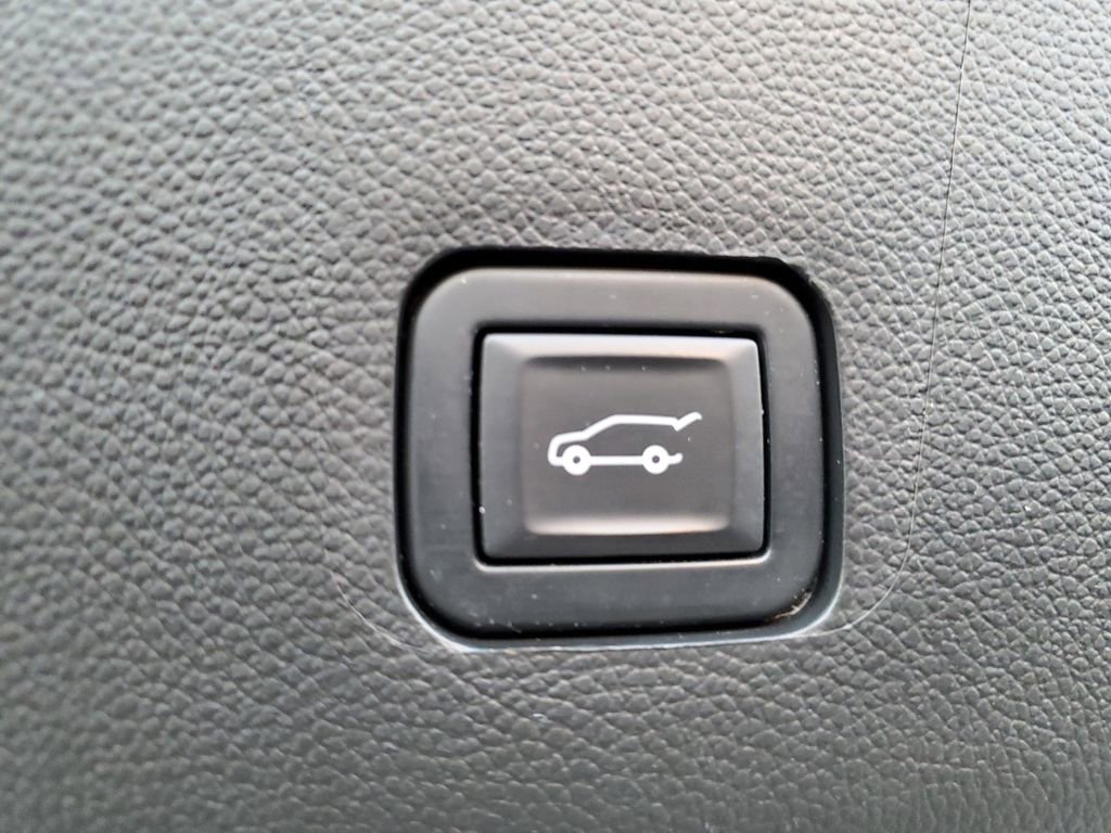 Used 2020 Chevrolet Traverse LT image 36