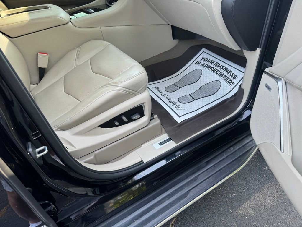 Used 2018 Cadillac Escalade Luxury AWD/4WD image 16