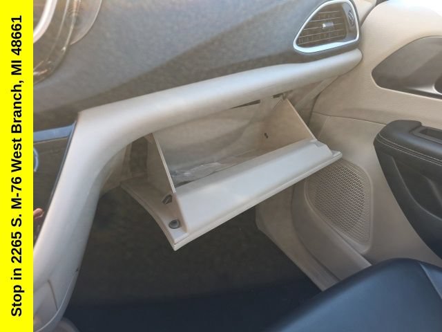 Used 2023 Chrysler Pacifica Touring-L FWD image 31
