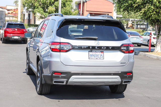 Certified 2025 Honda Pilot Touring image 12
